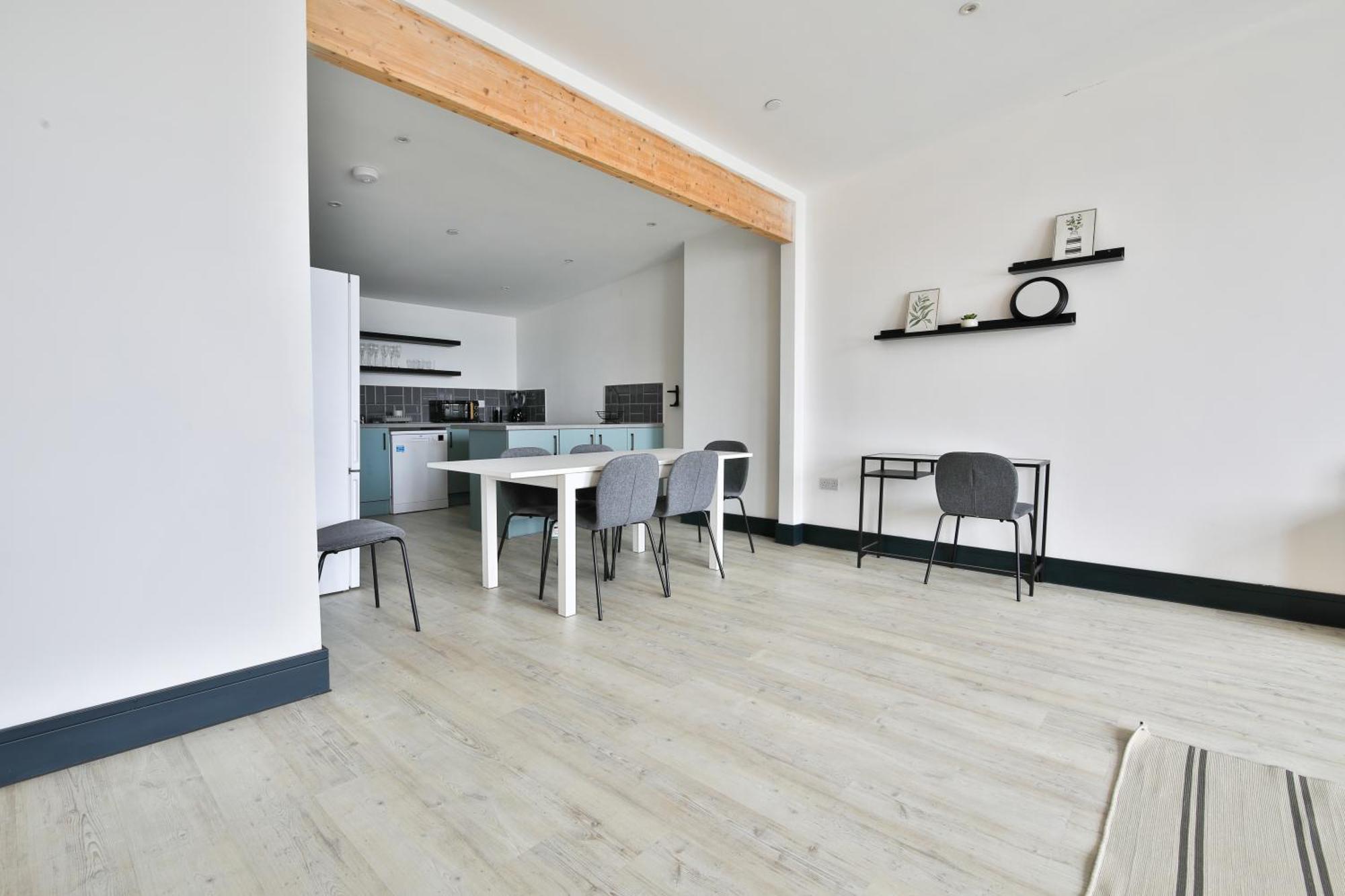 The Kingsway- 2 Bedroom By Stayright Apartment Swansea