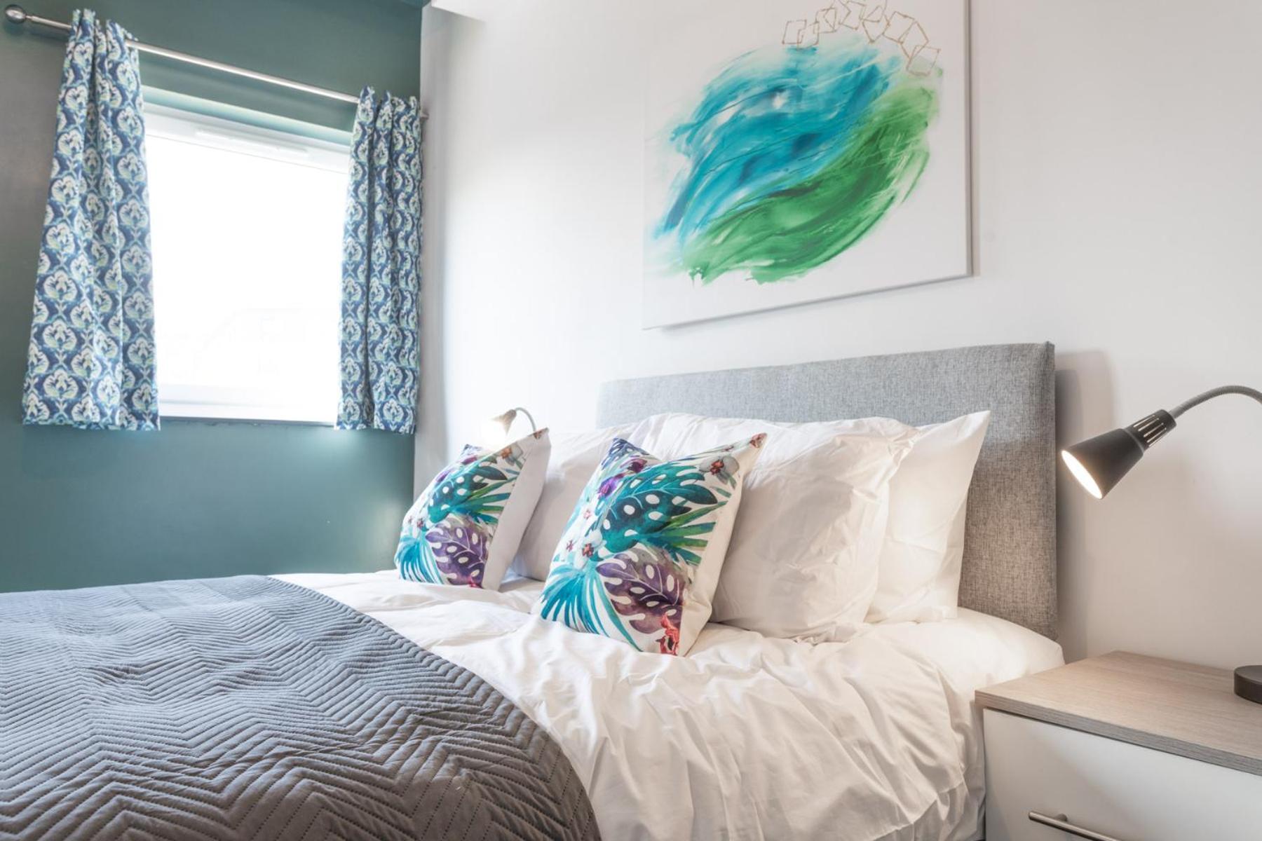 The Kingsway- 2 Bedroom By Stayright * Swansea